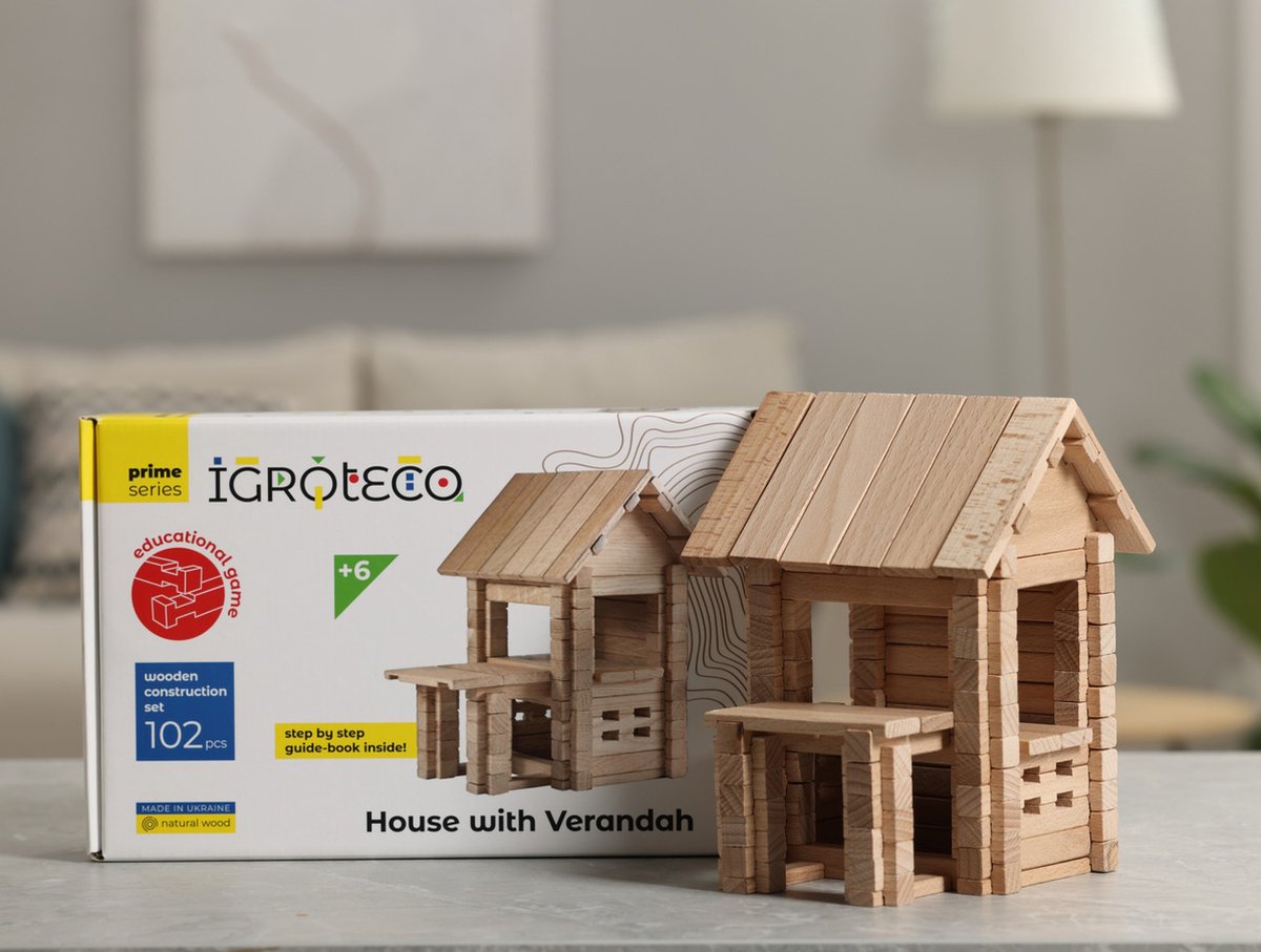 Bouwset houten huis met veranda gemaakt in de Oekraïne