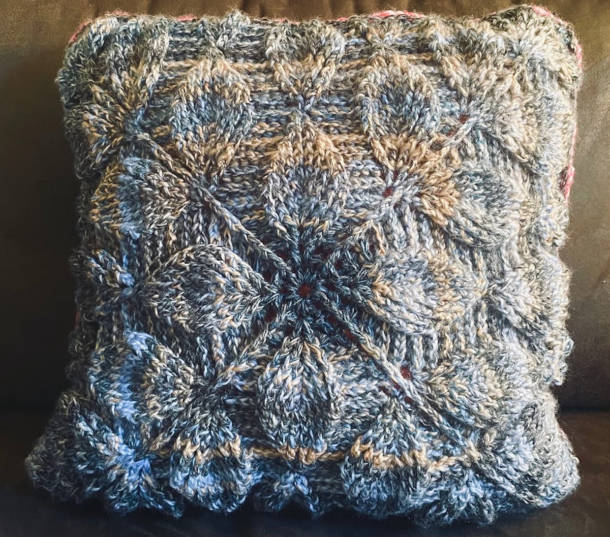 HAAKPAKKET KUSSEN 3D BLAD/MOTIEF-BLAUW VERLOOPGAREN-CA. 50 X 50 CM.