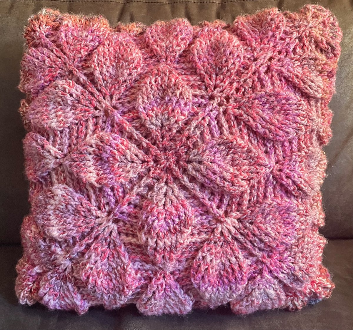 HAAKPAKKET KUSSEN 3D BLAD/MOTIEF-ROZE VERLOOPGAREN-CA. 50 X 50 CM.
