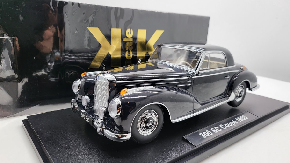 Het 1:18 Diecast-model van de Mercedes-Benz 300 SE W188 Coupé uit 1955 in donkerblauw. De fabrikant van het schaalmodel is KK Models. Dit model is alleen online verkrijgbaar