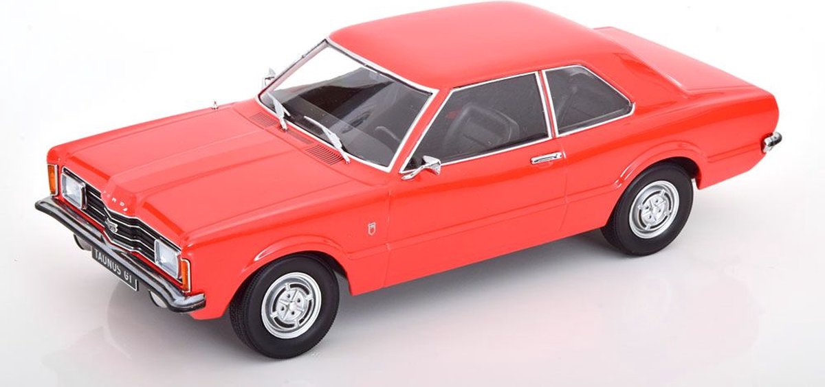 Het 1:18 gegoten modelauto van de Ford Taunus GT Sedan uit 1971 in lichtrood. De fabrikant van het schaalmodel is KK Scale. Dit model is alleen online verkrijgbaar