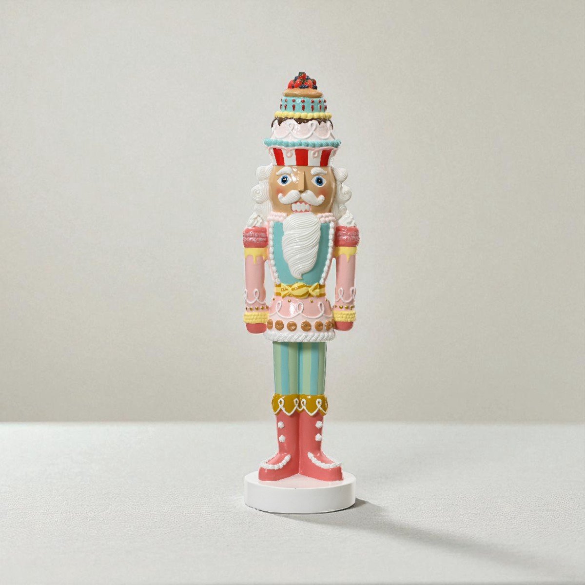 Grote notenkraker met taartdecoratie – 50,5 cm – FSC-gecertificeerd hout