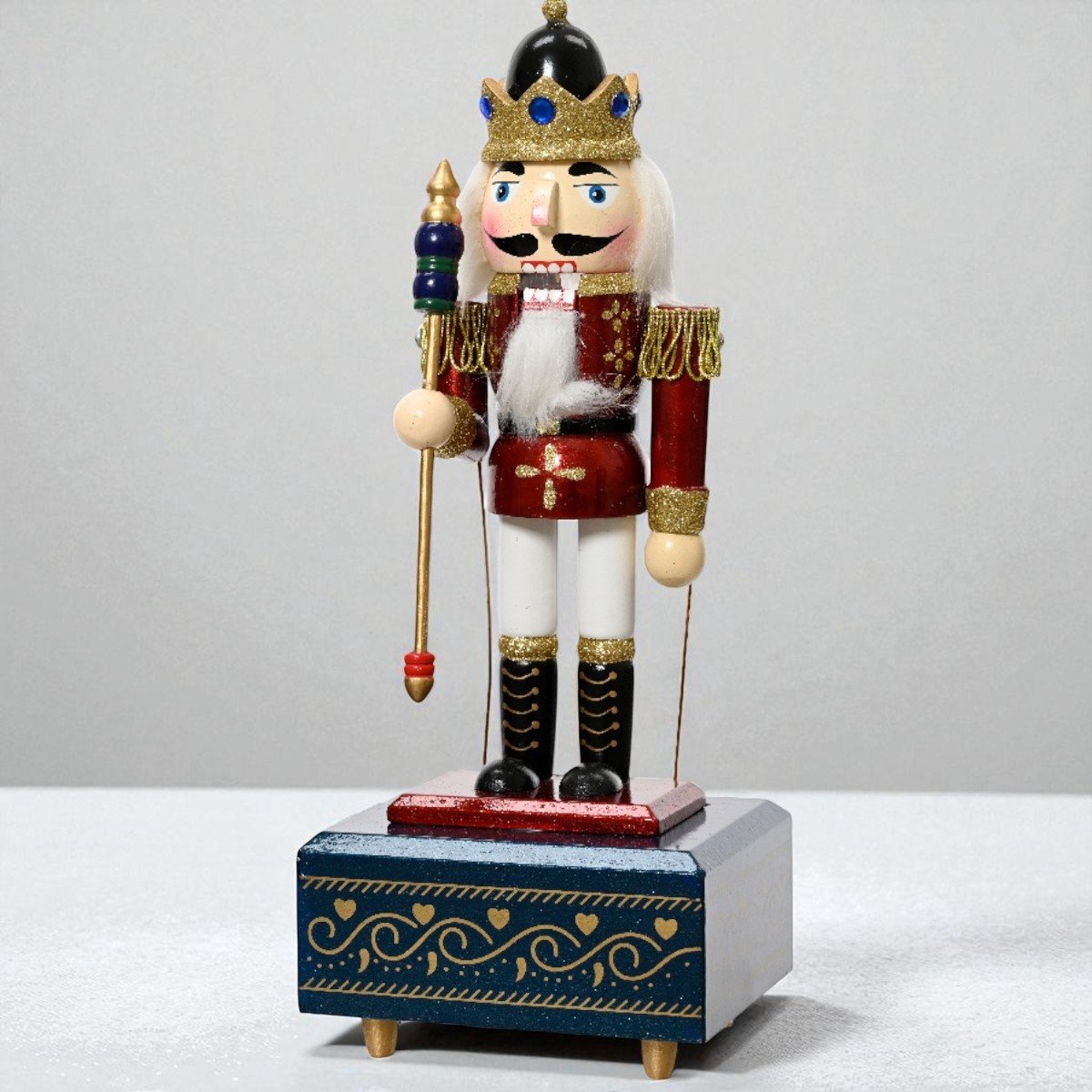 Houten notenkraker met muziekdoos – 30 cm – Met kroon en dirigeerstok