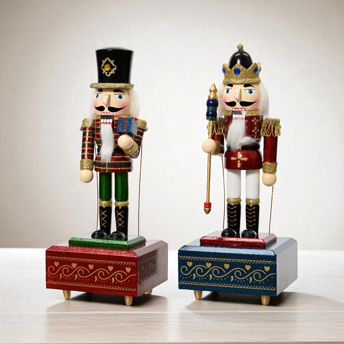 Set van 2 houten notenkrakers met muziekdoos – rood & blauw – 30 cm hoog