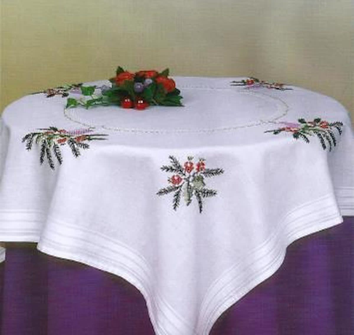 kruissteekdekservet 87174 kaarsen met hulst en rode bessen, wit