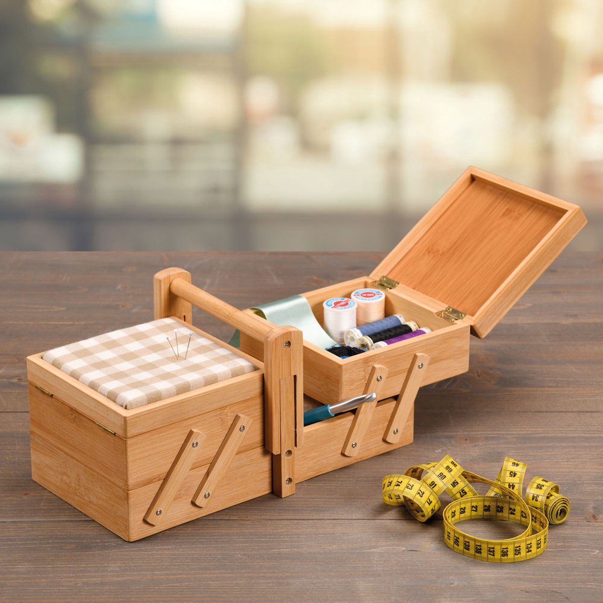 FSC® Naaidoos / Materiaaldoos - Uitklapbaar - Voorzien van Speldenkussen - Afm: 29 x 16.5 x 17 Cm.