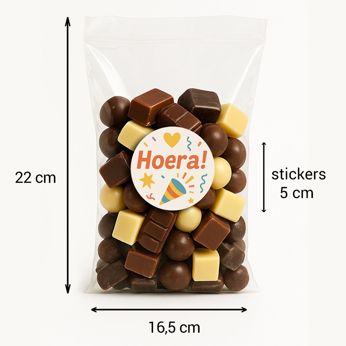 Uitdeelzakjes - 50 stuks - met handige Plakstrip - inclusief Hoera! Stickers - Afmeting 16.5 x 22 cm - Plastic Zakjes - Cellofaanzakjes - Kinderfeestje - Cadeauzakjes - Traktatie Zakjes - Uitdeelzakje voor Feest