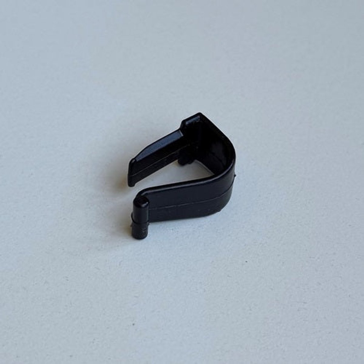 Ophanghaak zwart aan draadmand dia 15mm