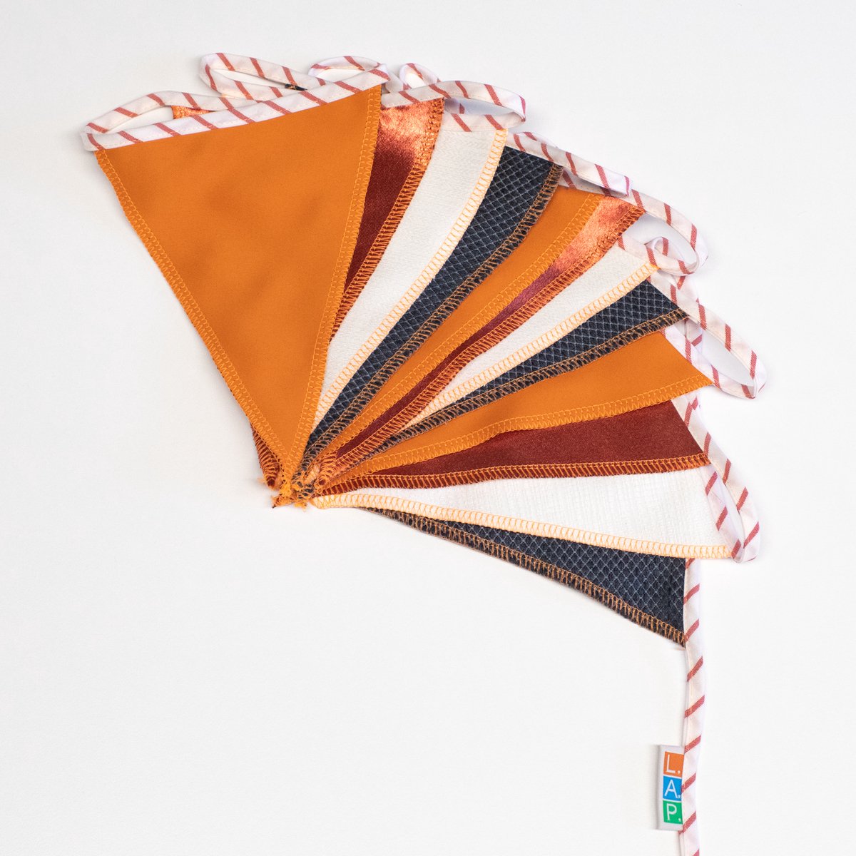 L.A.P. Atelier Vlaggenlijn Hollands Glorie - handgemaakte vlaggenlijn van duurzame stof - oranje rood wit blauw - 550 cm