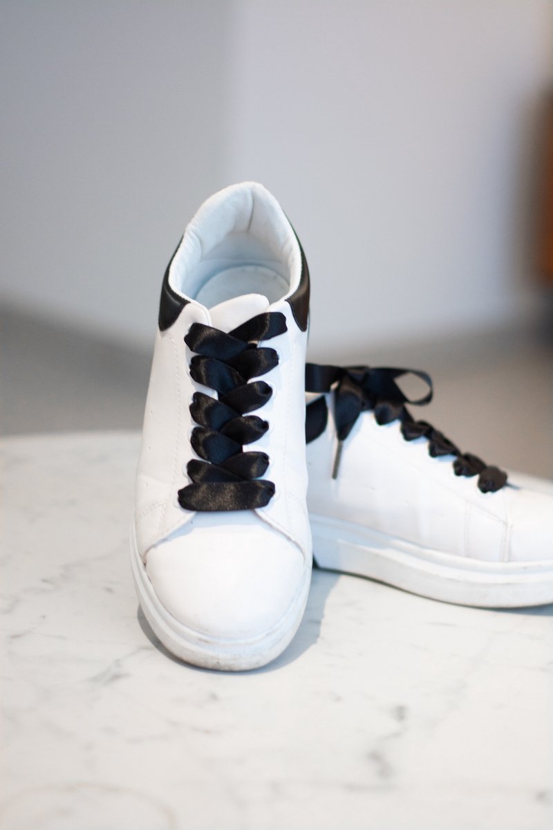 Handgemaakte schoenveters Lace It Up - veters plat satijn luxe - zwart breed - 120cm zilveren stiften - wandelschoenen, werkschoenen en meer