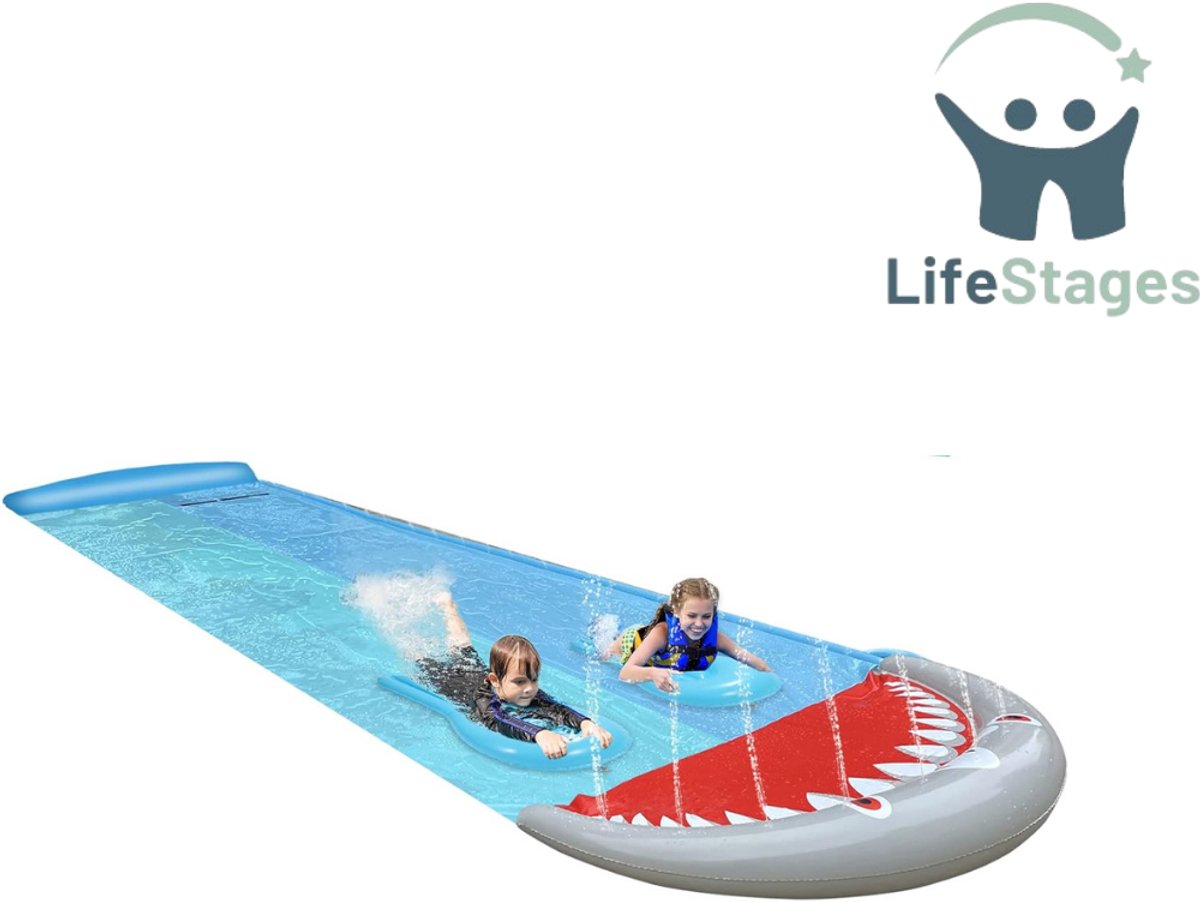 LifeStages - Buikschuifbaan - Outdoor Zomergazonwaterglijbaan - Haai-Stijl - Waterspeelgoed - Tuinwatermat - Waterglijbaan met 2 x Surfplank - met Ingebouwde Sproeier - Zomerspeelgoed voor Kinderen en Volwassenen