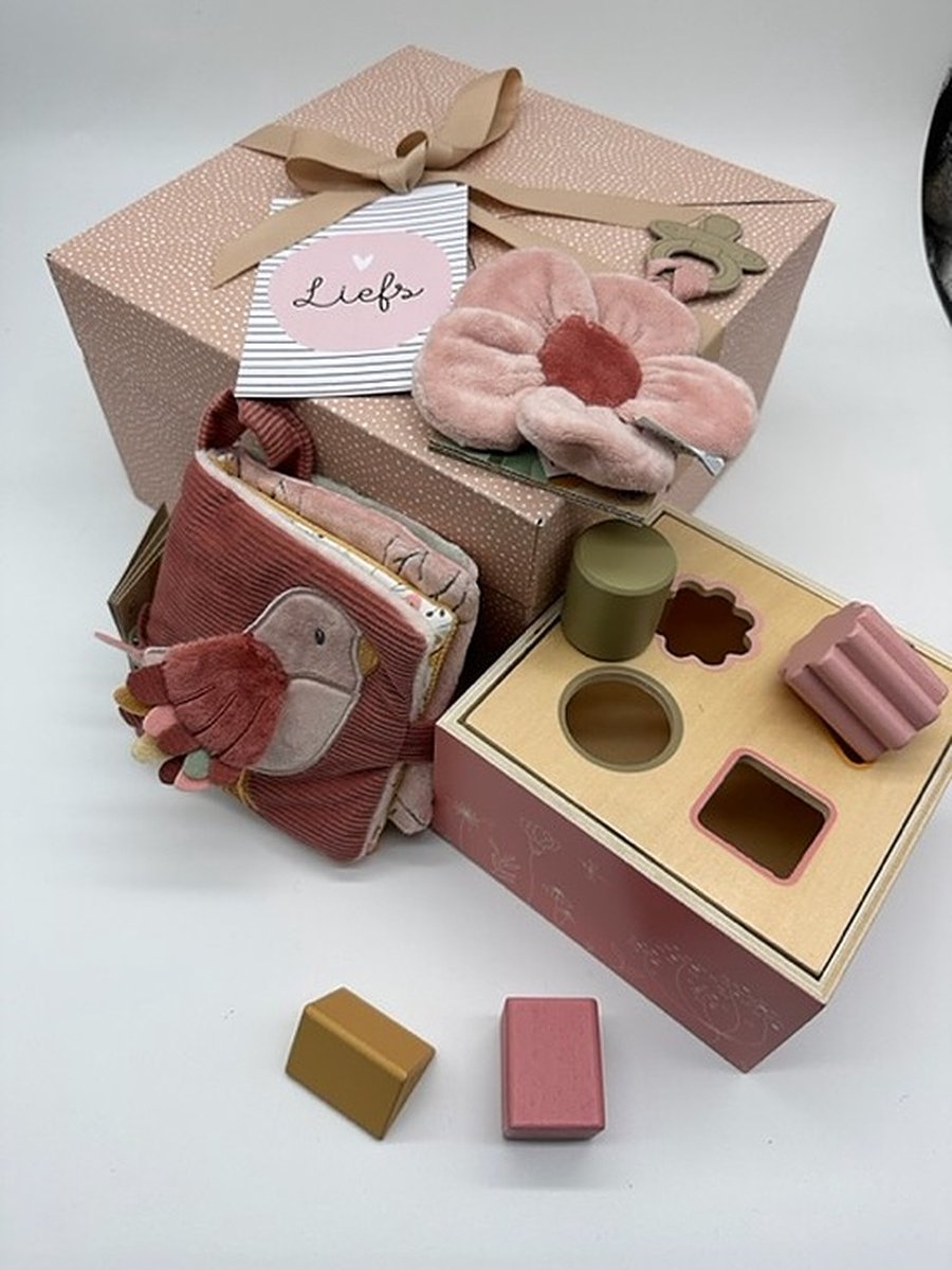 Little Dutch cadeaupakket - Speendoekje Flowers & Butterflies - Buggyboekje - Vormenstoof Flowers - Gratis kaartje Liefs - Roze verpakking - Bloemen - Vlinder - Zee - Meisje - Dochter - Verrassing - Feestdagen - Kado - Cadeau - Surprise - Kraamcadeau