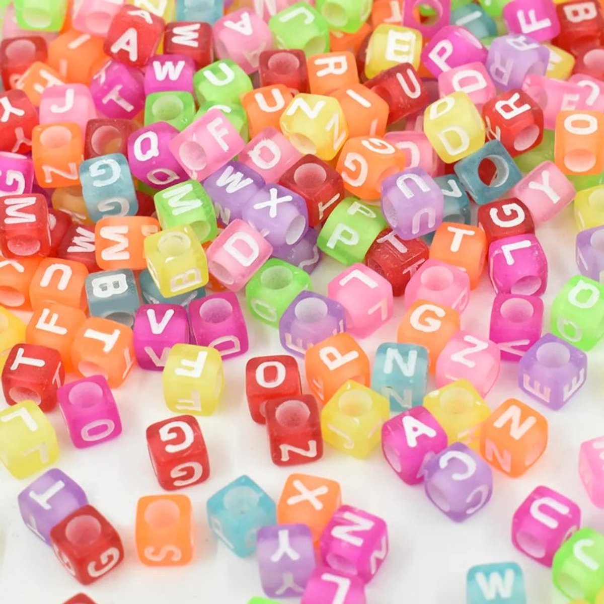 100 stuks Loom - Loomfun Vierkante Letterkralen voor armbanden. - A t/m Z - Gemengde kleuren transparant - Letter kralen - Met gat 4mm