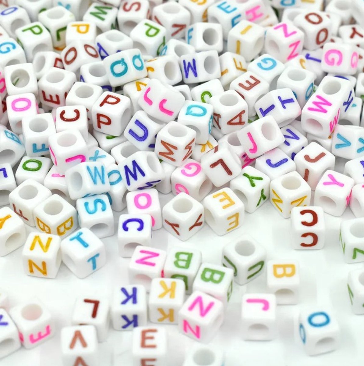 100 stuks Loom - Loomfun Vierkante Letterkralen voor armbanden. - A t/m Z - Wit - Letter kralen - Met gat 4mm