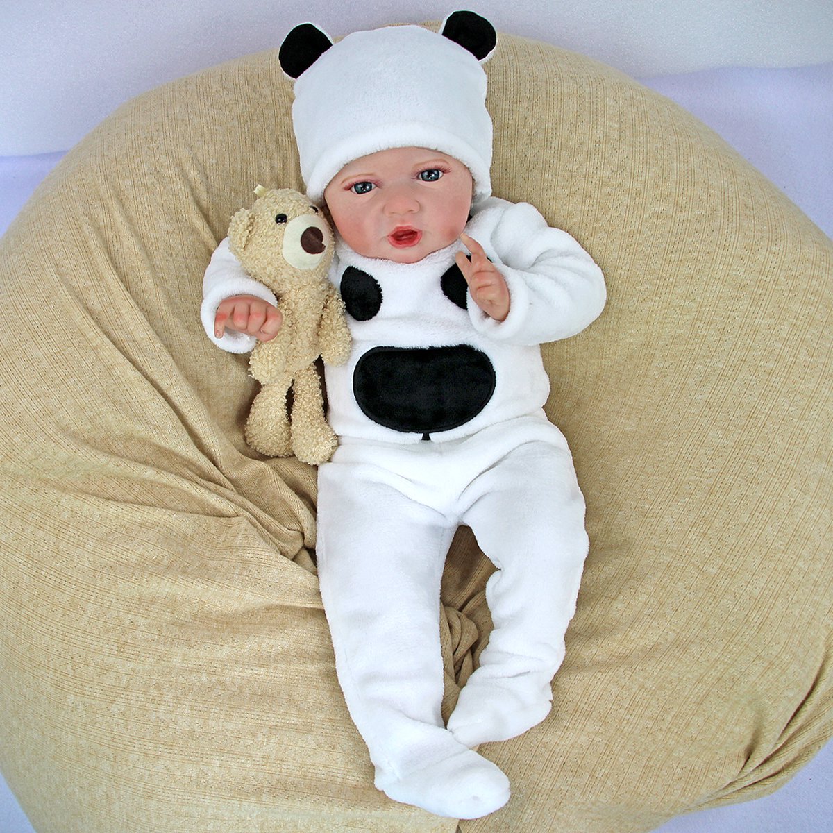 LotaHome - Reborn Baby Pop - Levensecht en Handgemaakt - Slapende Baby Pop - Voor Kleine Kinderen, Dementie en Eenzaamheid - Inclusief Diverse Accessoires - Met Haar - Babypop - 55cm