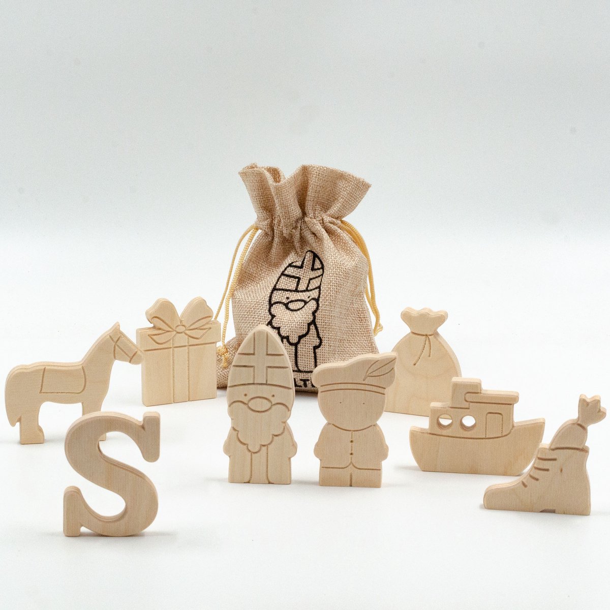Sinterklaas Schoencadeautjes van hout: Set van 8 kleine cadeautjes in jute zakje