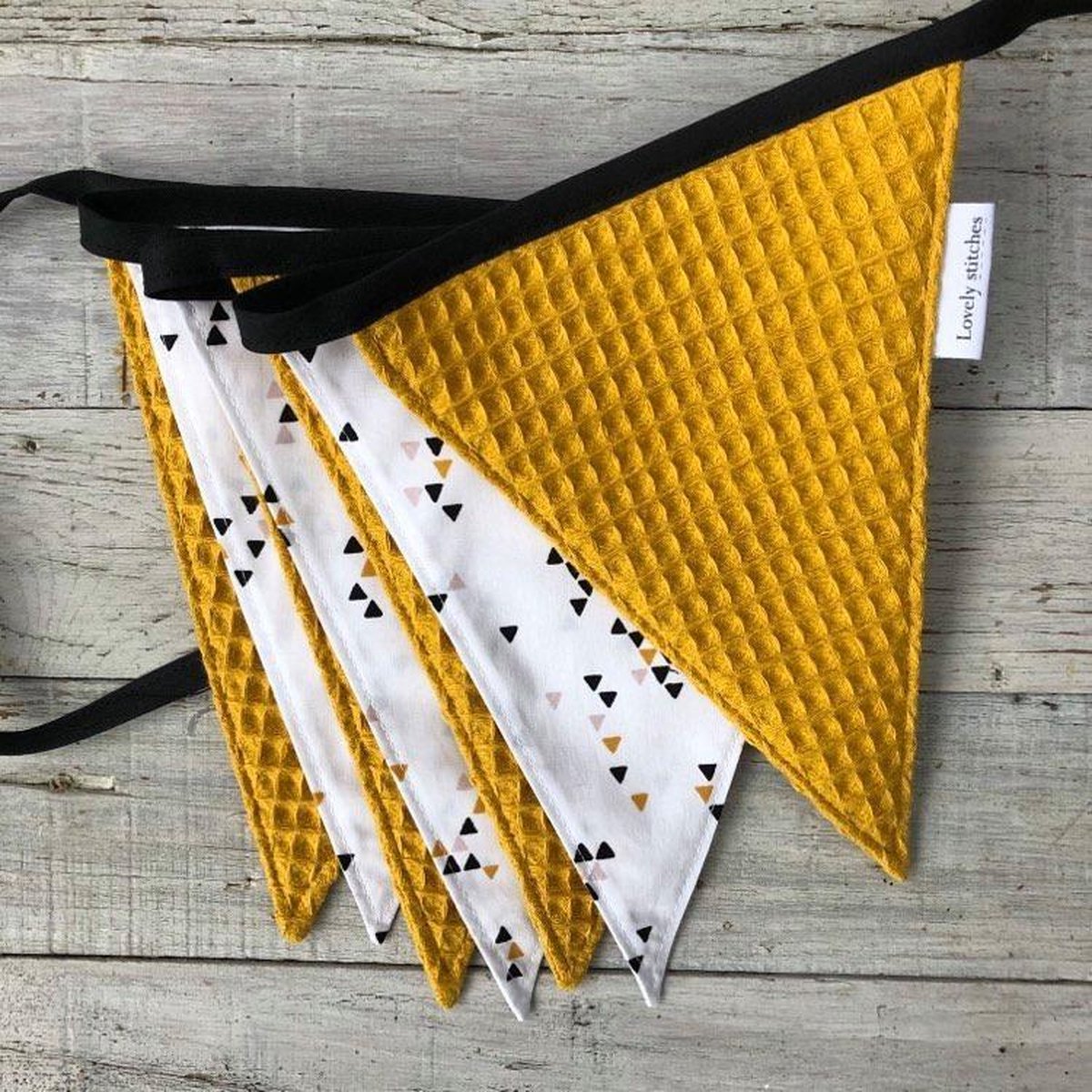   - Triangel - Lichtroze - Okergeel - 7 vlaggetjes