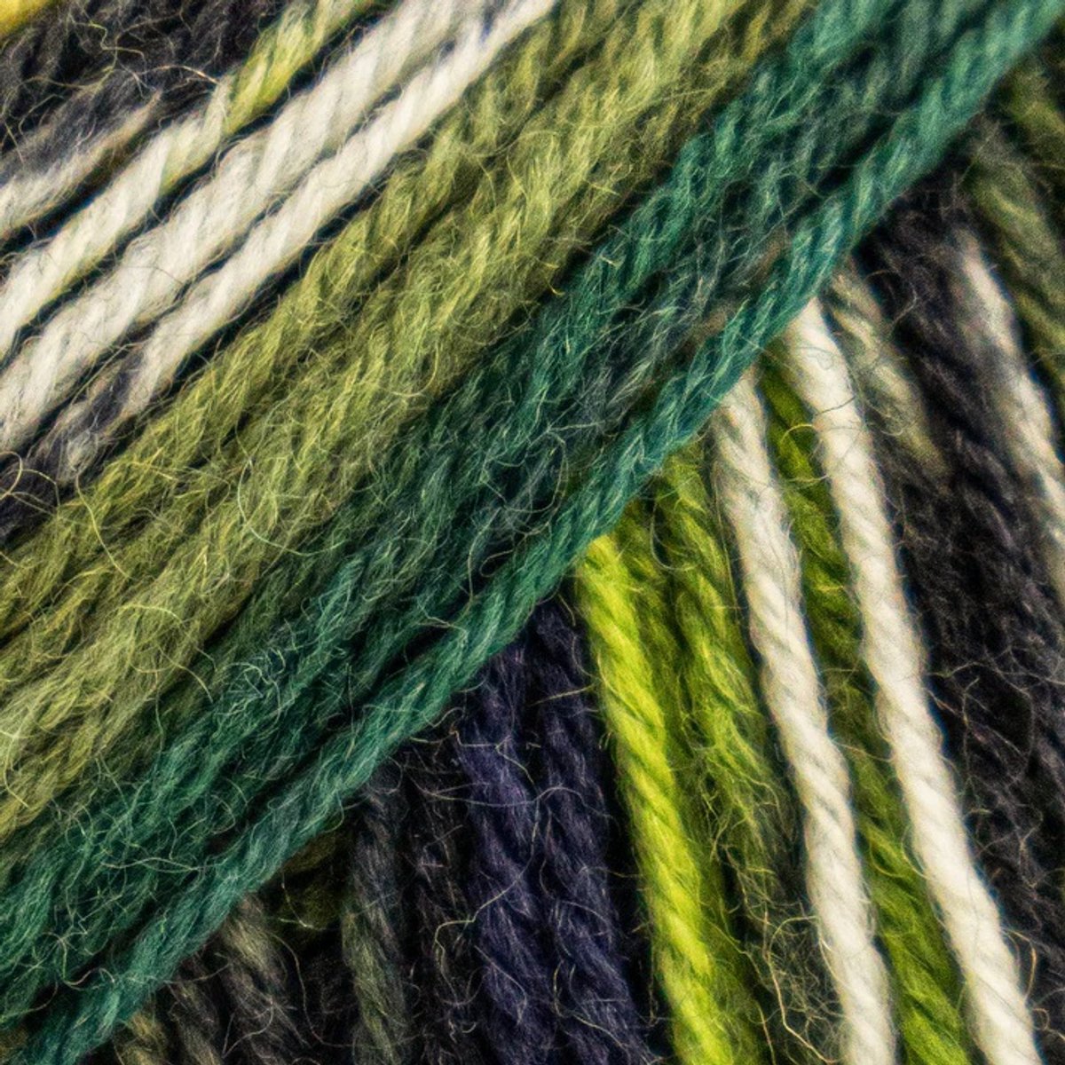 Brei-Haakgaren Luca-s – WoolenWalk Merino - 213 - Forest Echo - Groen gemeleerd - bol van 50 gram