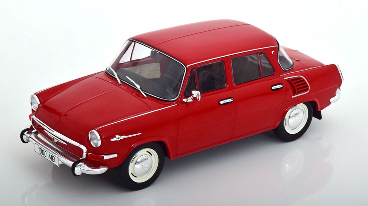 Het 1:18 Diecast-model van de Skoda 1000 MB uit 1966 in rood. MCG MCG18274