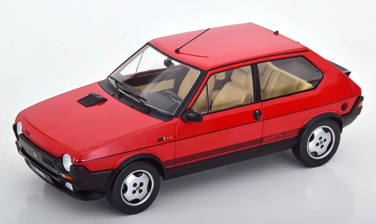 Het 1:18 gegoten model van de Fiat Ritmo Abarth 125TC uit 1980 in rood. De fabrikant van het schaalmodel is MCG. Dit model is alleen online verkrijgbaar