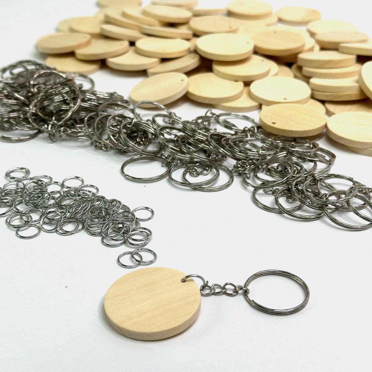 MGM Trading - Onbewerkt Houten Schijven (80 Pak) 3,4 cm x 4 mm - Voorgeboord met sleutelringen - Voor Labels, Kerstdecoraties, etc.