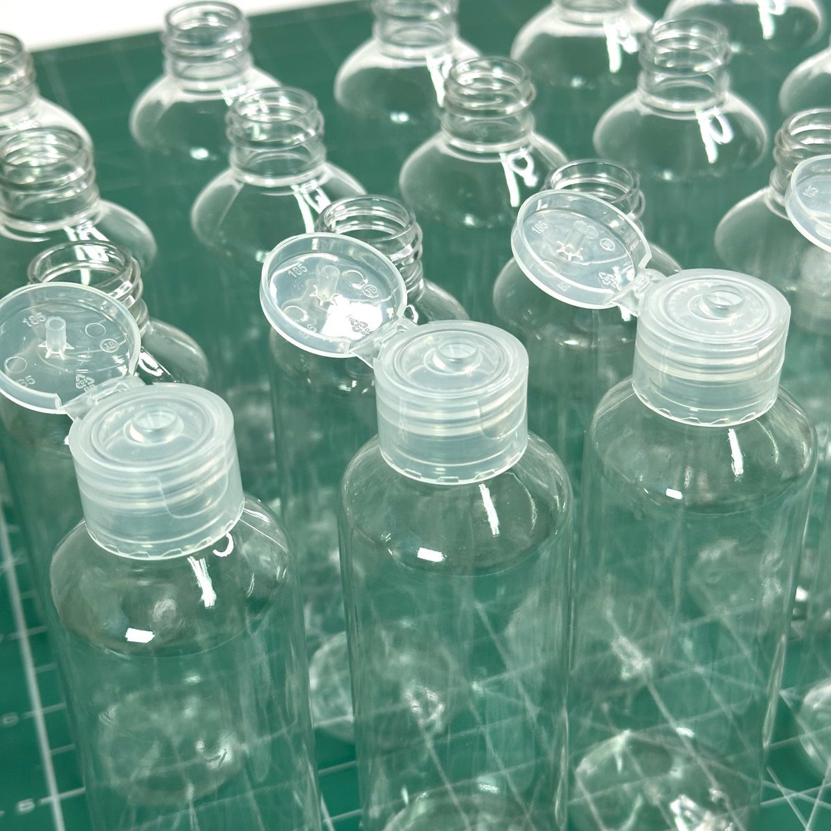 MGM Trading - Reisflessenset - 20 Stuks - 100 ml Lege Plastic Flessen - Voor Shampoo - Conditioner - Lotion - Toiletartikelen - Inclusief Trechter en Etiketten