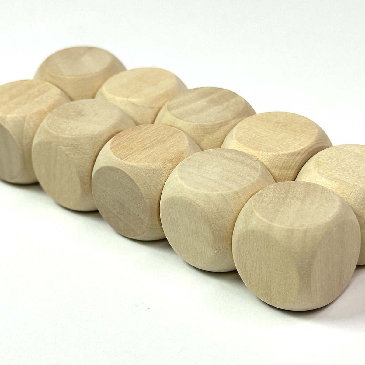 MGM Trading - Set van 10 Houten Gegraveerde Vierkanten - 2x2cm - 6 Zijden met Afgeronde Hoeken - Voor DIY Sieraden - Handgemaakte Ambachten - Decoratieve Accessoires