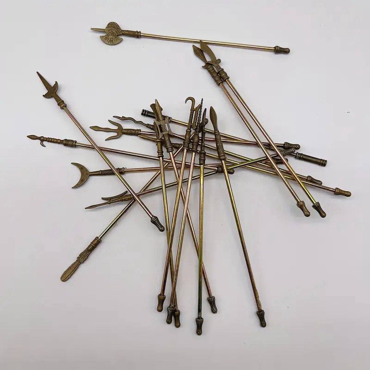 MGM Trading - Set van 18 antieke wapenminiatuur - Metalen verzamelbare figuurtjes voor geschiedenisliefhebbers en decorateurs, veelzijdige binnen/buiten display, zonder elektriciteit, voor verschillende soorten kamers