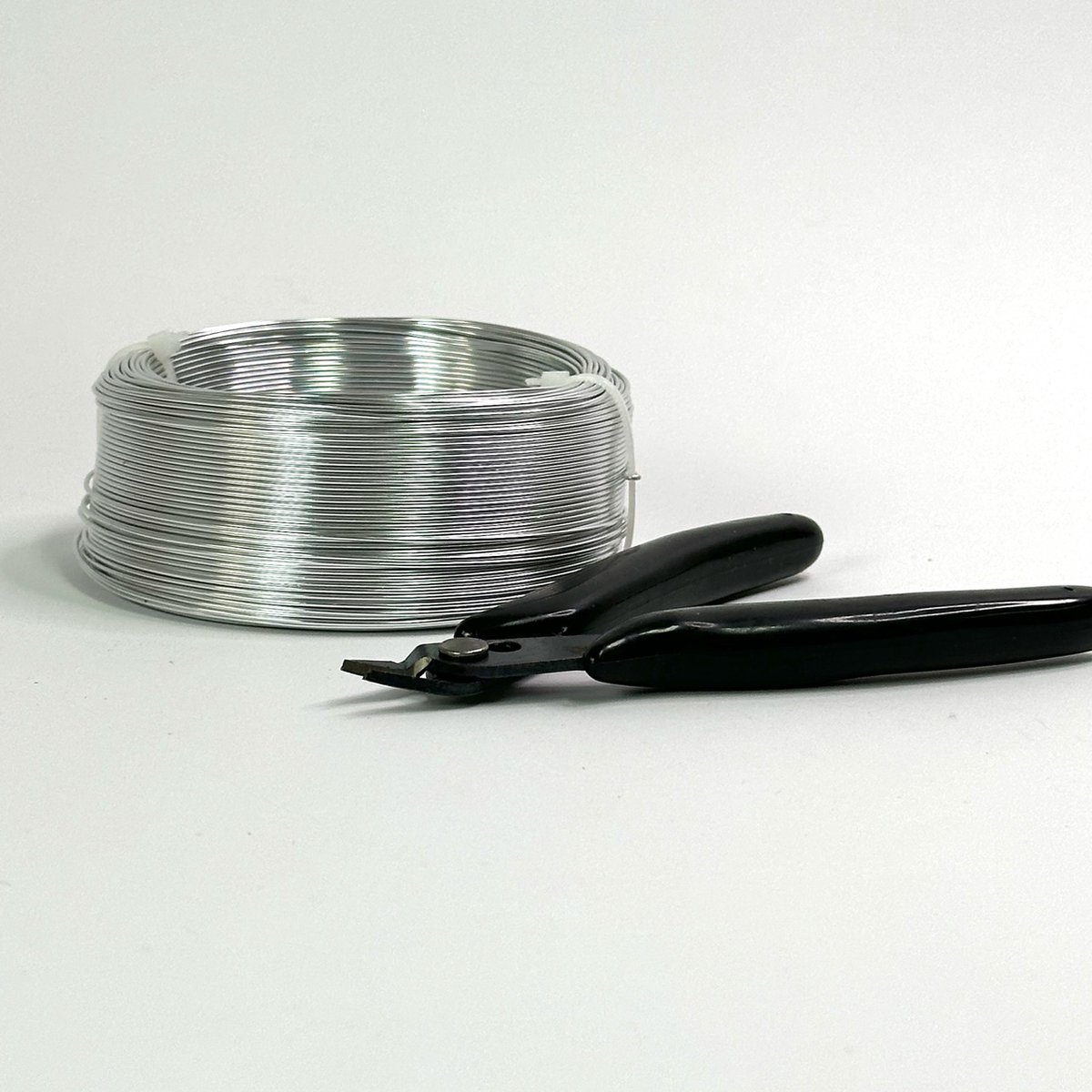 MGM Trading - Zilverkleurig Aluminium Hobbydraad - 100m - 1mm - Inclusief Tang - 18 Gauge - Voor DIY Projecten - Bonsai Decoratie - Sieraden Maken - Kunst en Kralenrijgen