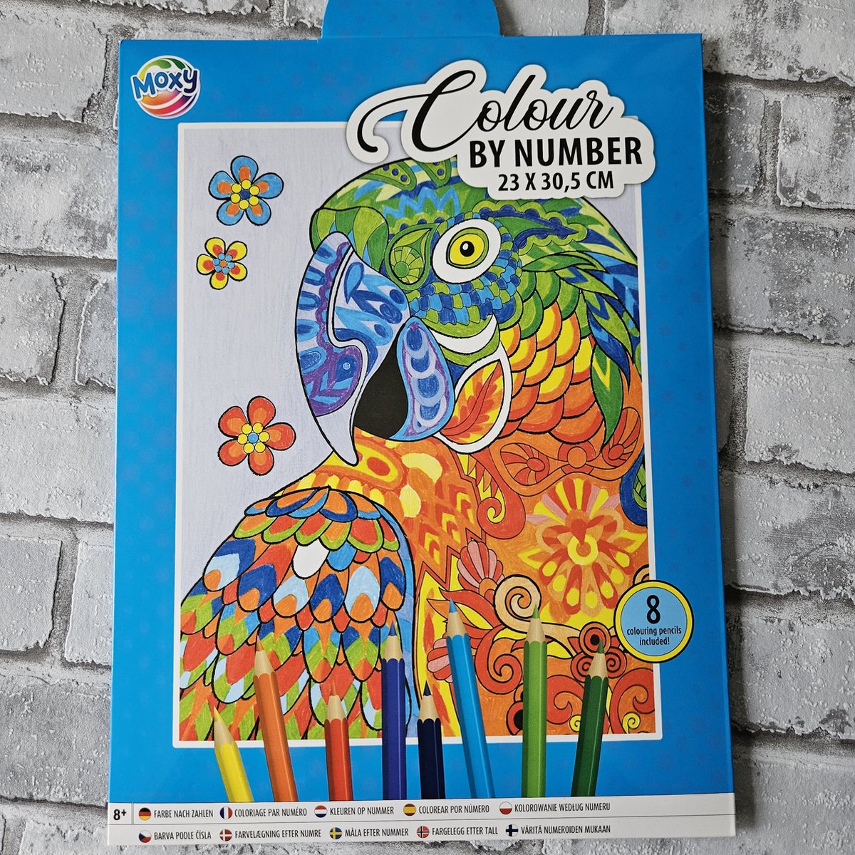 Kleuren op nummer papagaai met 8 kleurpotloden