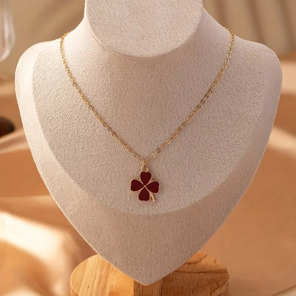 Gouden ketting met groen klavertje