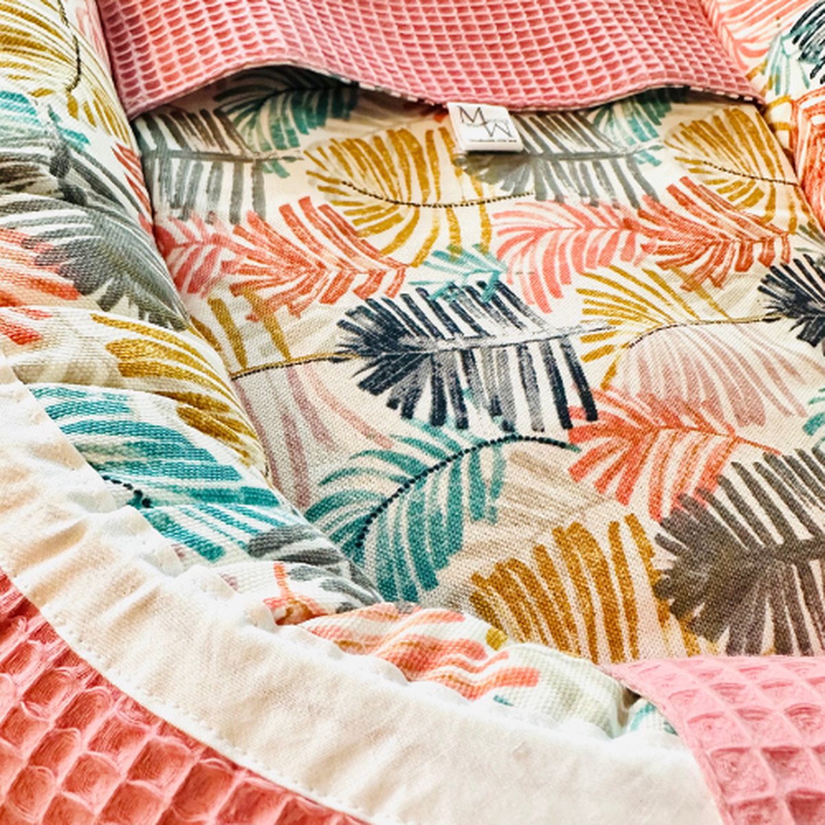   - Poppennestje, draagwieg, poppenmand, draagmand - gekleurde veren