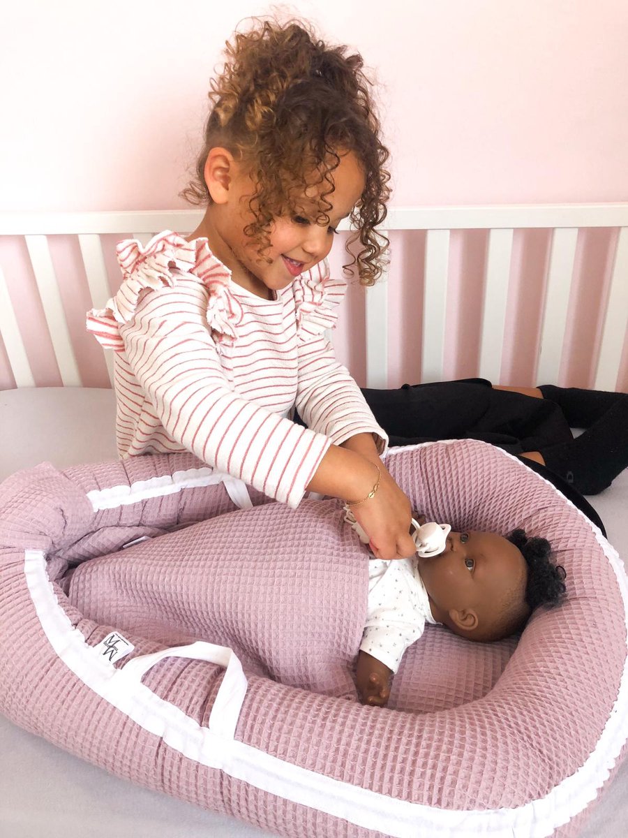   - Poppennestje, draagwieg, poppenmand, draagmand - oudroze wafel