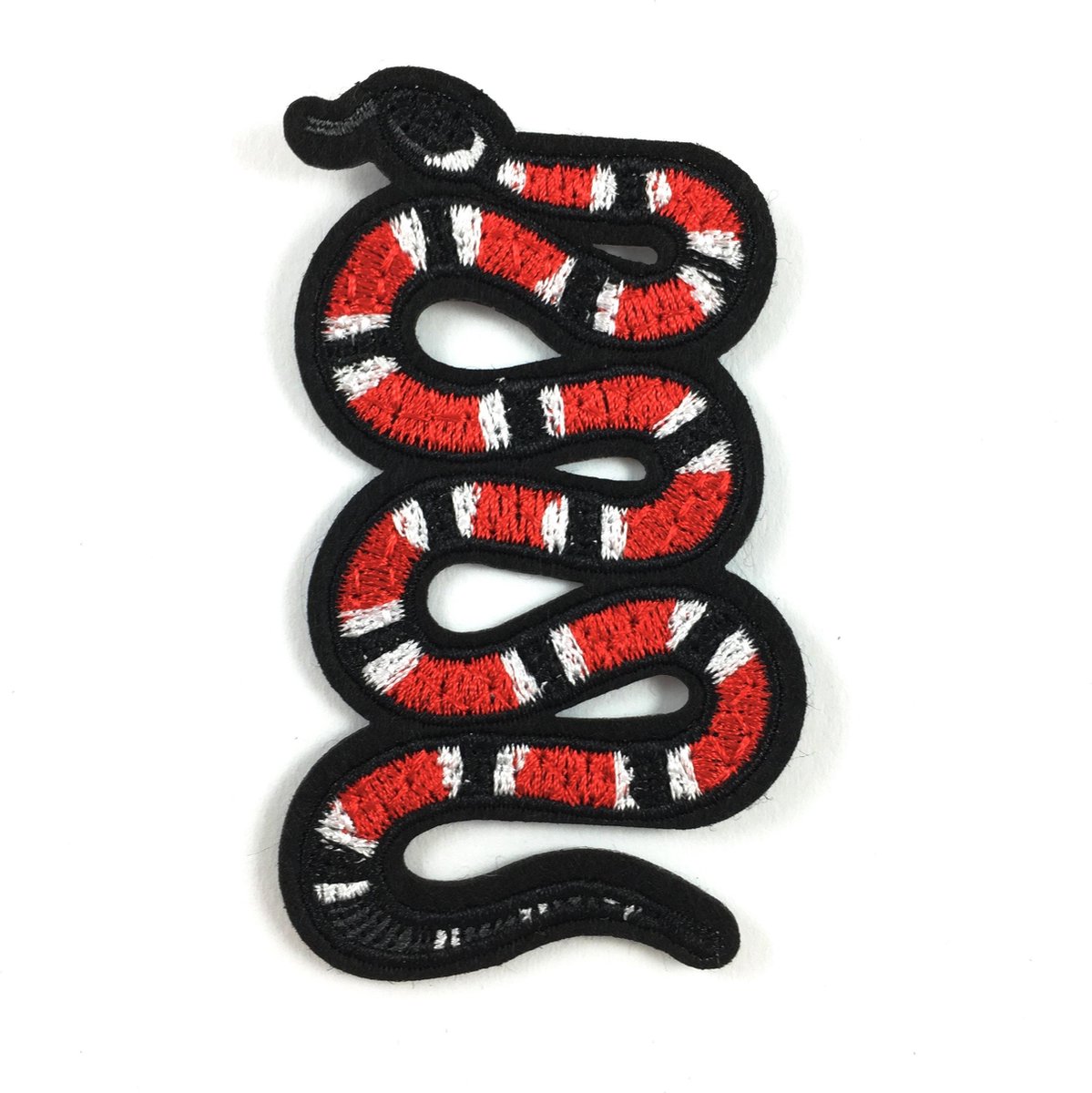  Kleine Koraal Slang Strijk Patch 4,9 x 8,5 cm