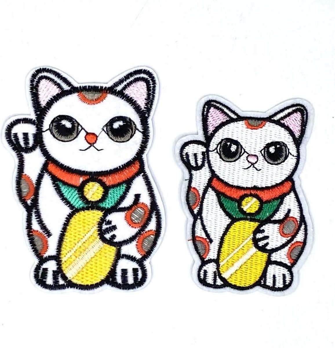   Witte Zwaaiende Gelukspoes Strijk Patch Met Vrolijke Kleuren 8,1 x 5,6 cm