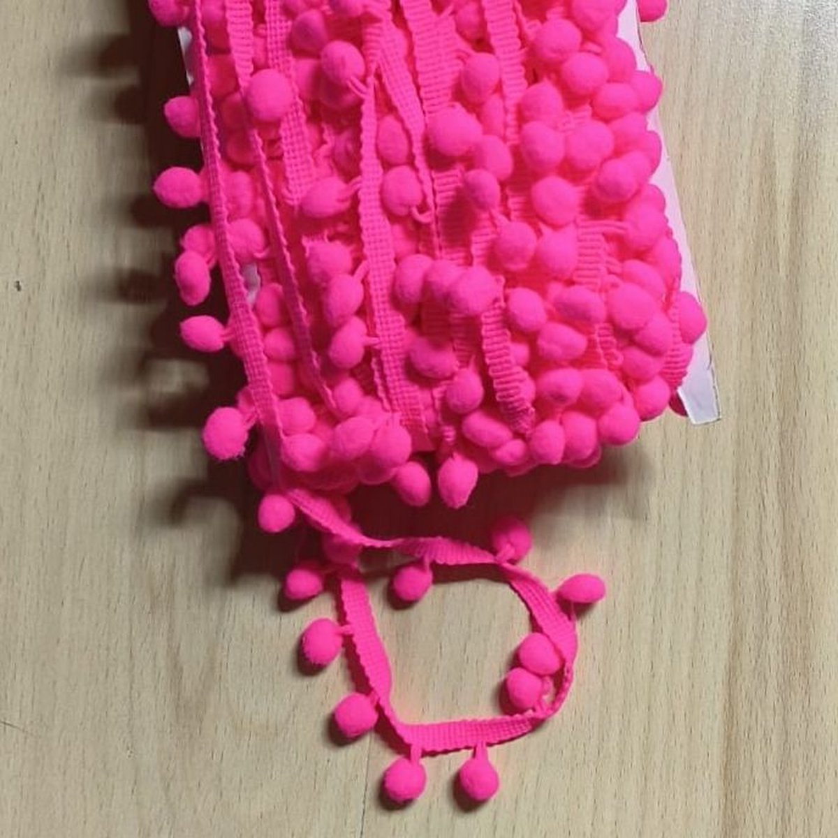 16 Meter POLYESTER POMPOM LINT, Breedte 10MM om op te Naaien, Pompons Lengte 15MM, Totale Breedte 25MM, Kleur FUSCHIA 17