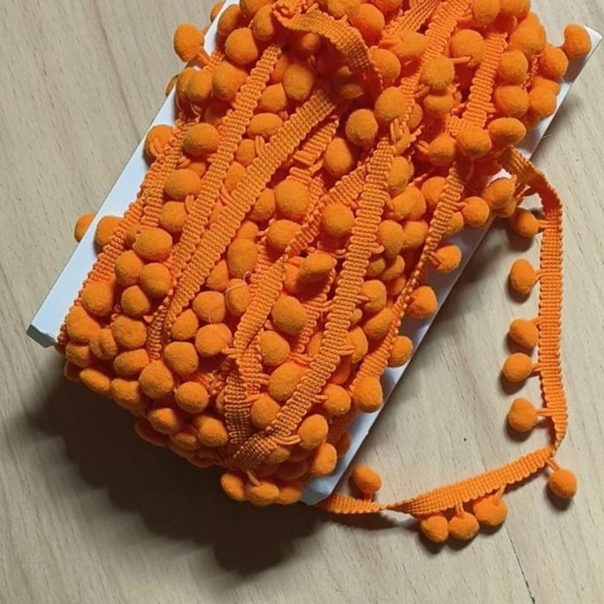 16 Meter POLYESTER POMPOM LINT, Breedte 10MM om op te Naaien, Pompons Lengte 15MM, Totale Breedte 25MM, Kleur ROEST 7