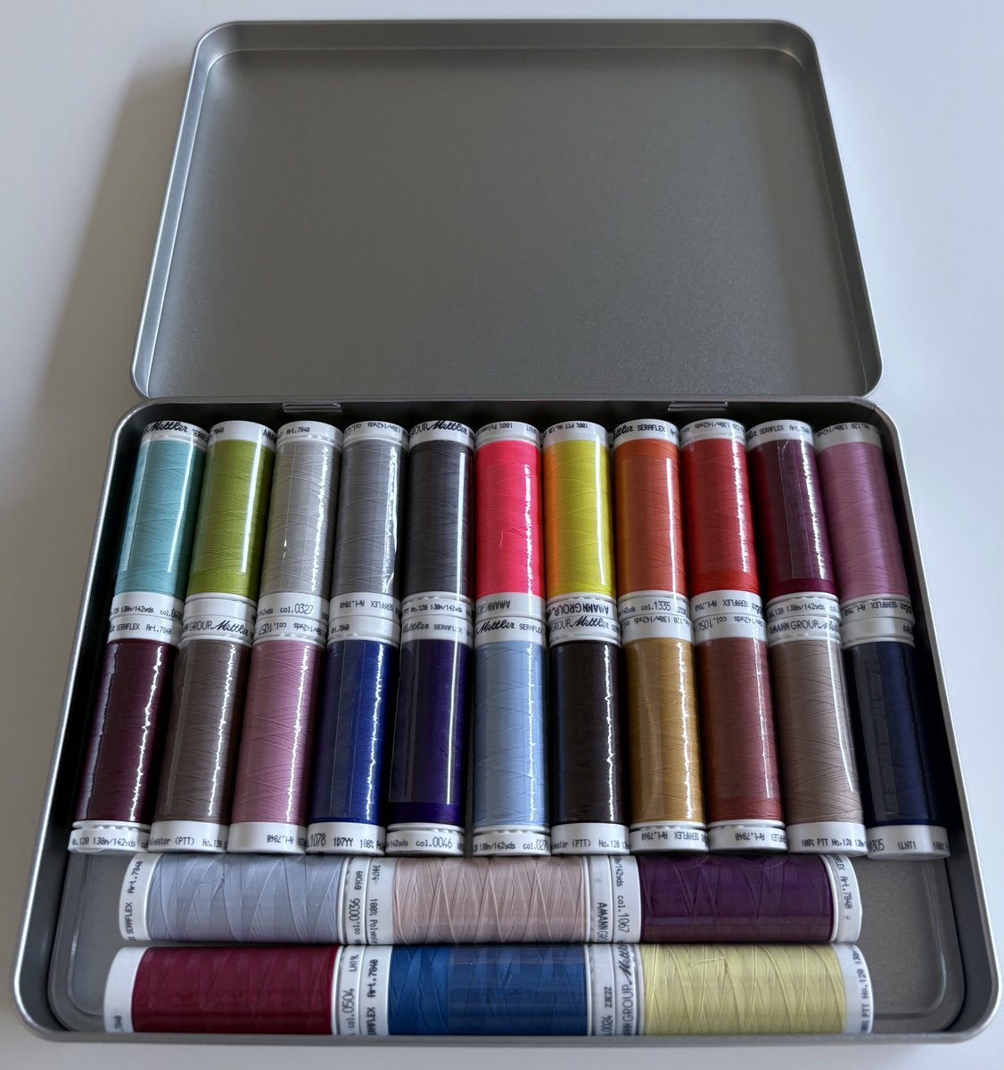 Mettler elastische naaigaren voor rekbare stoffen met metalen naaigarendoos - voordeelset - 28 stuks x 130 meter - Mettler - Amann