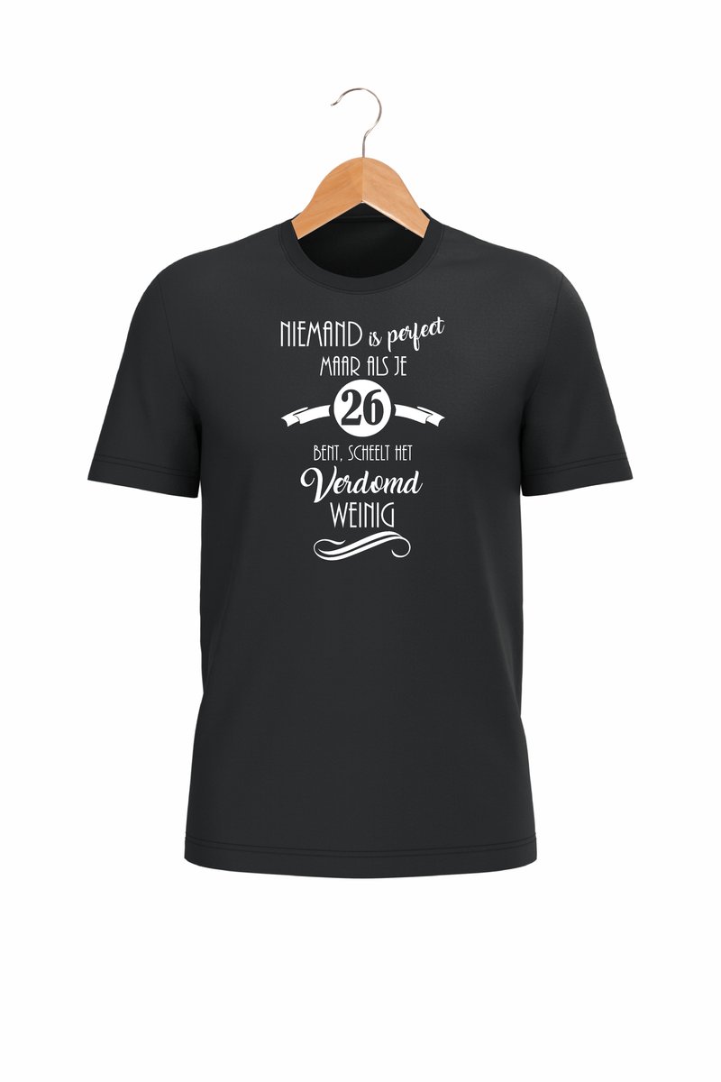 mijncadeautje - T-shirt unisex - zwart - niemand is perfect - verjaardag - leeftijd - 26 jaar - maat M