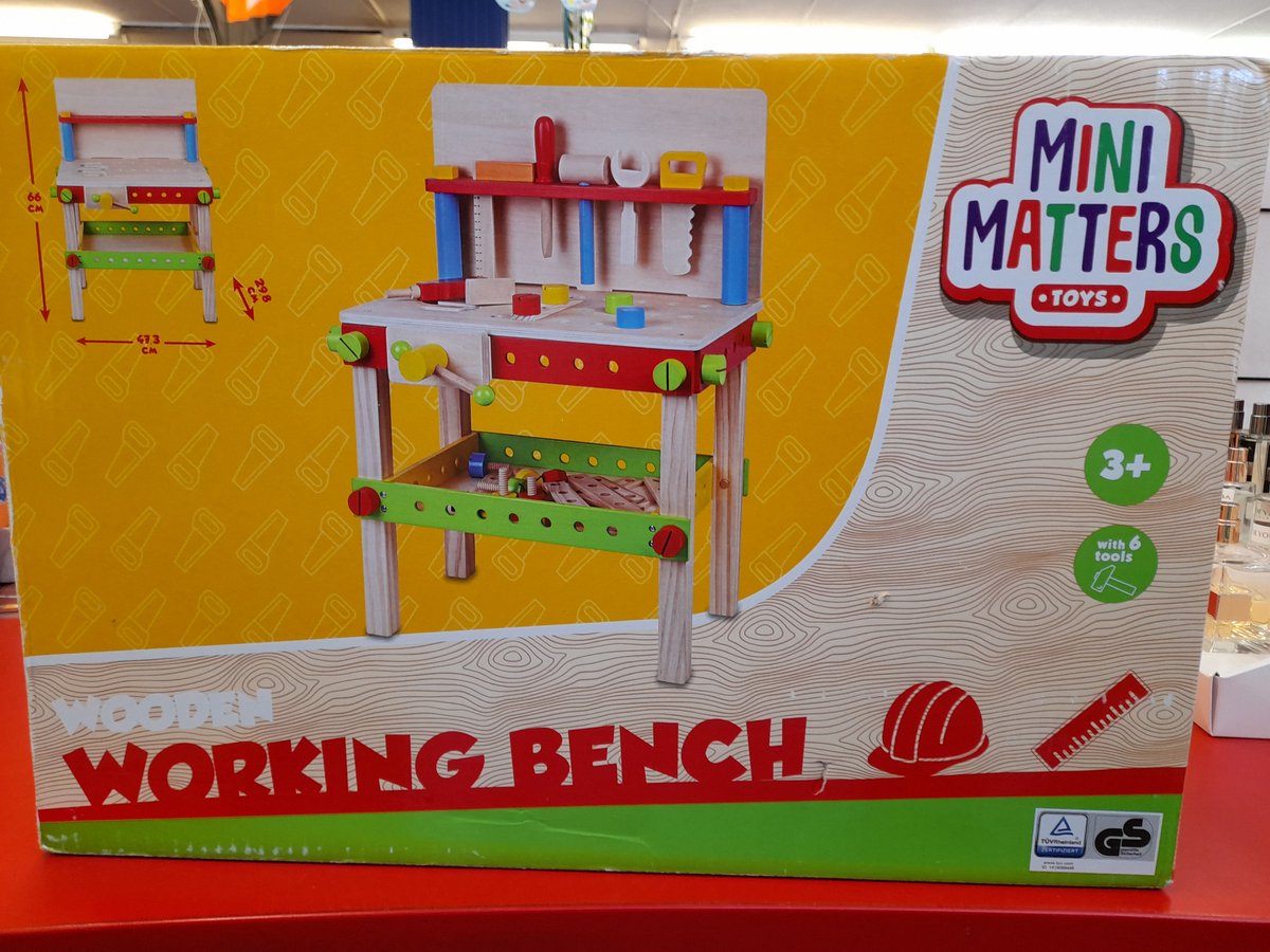 Houten werkbank met gereedschap