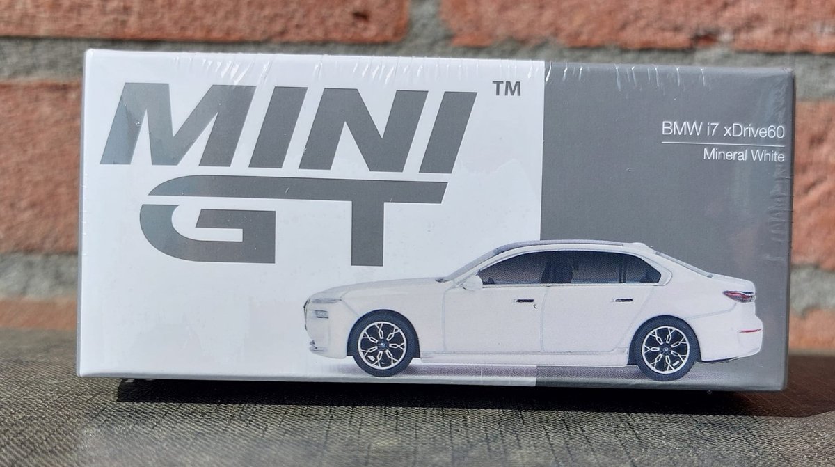 MiniGT BMW i7 xDrive60 nr819 schaal 1/64