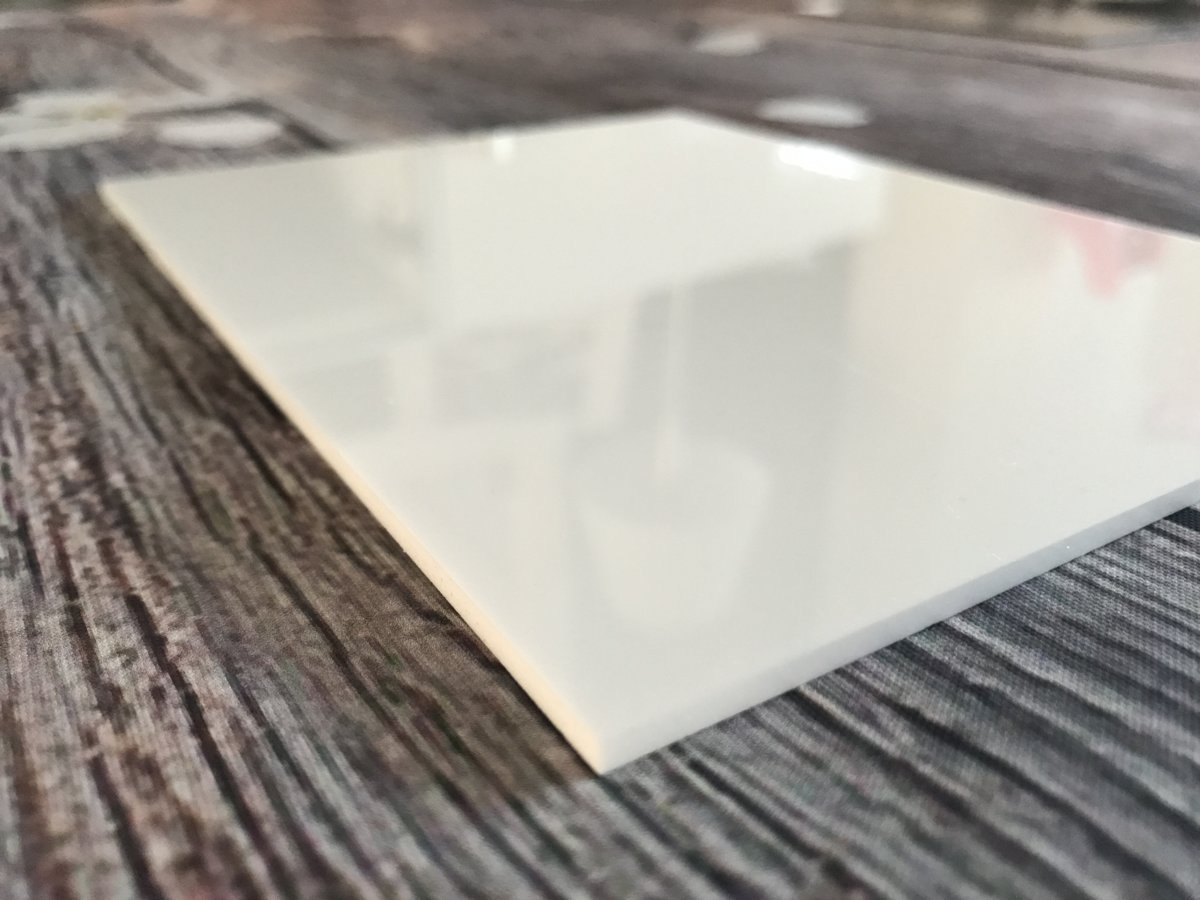 3 Blanco plexiglas acrylaat plaatjes wit in de maat 20x30cm om naambordjes te maken.