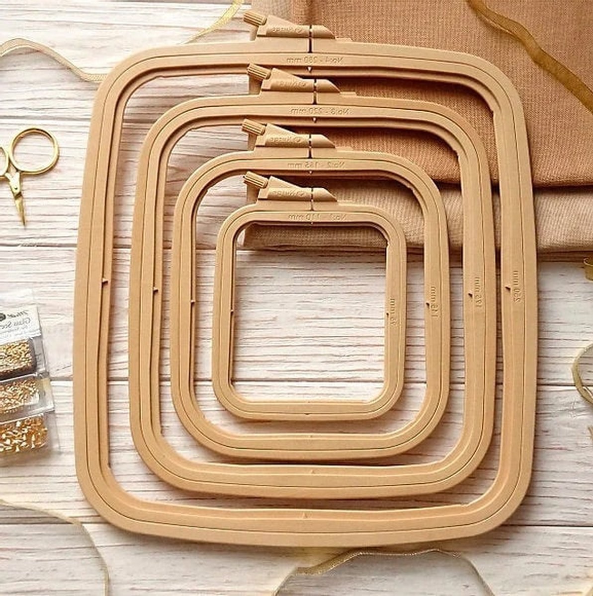  en SET -   Bruin - vier verschillende maten - voor al uw borduurwerk, van groot naar klein