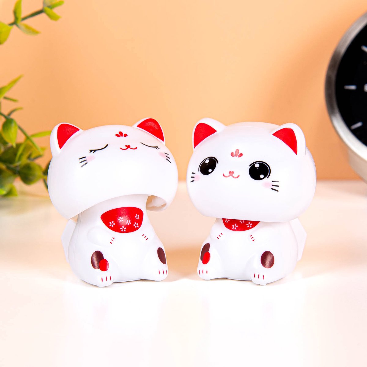 OOTB Zwaaiende kat op zonne-energie