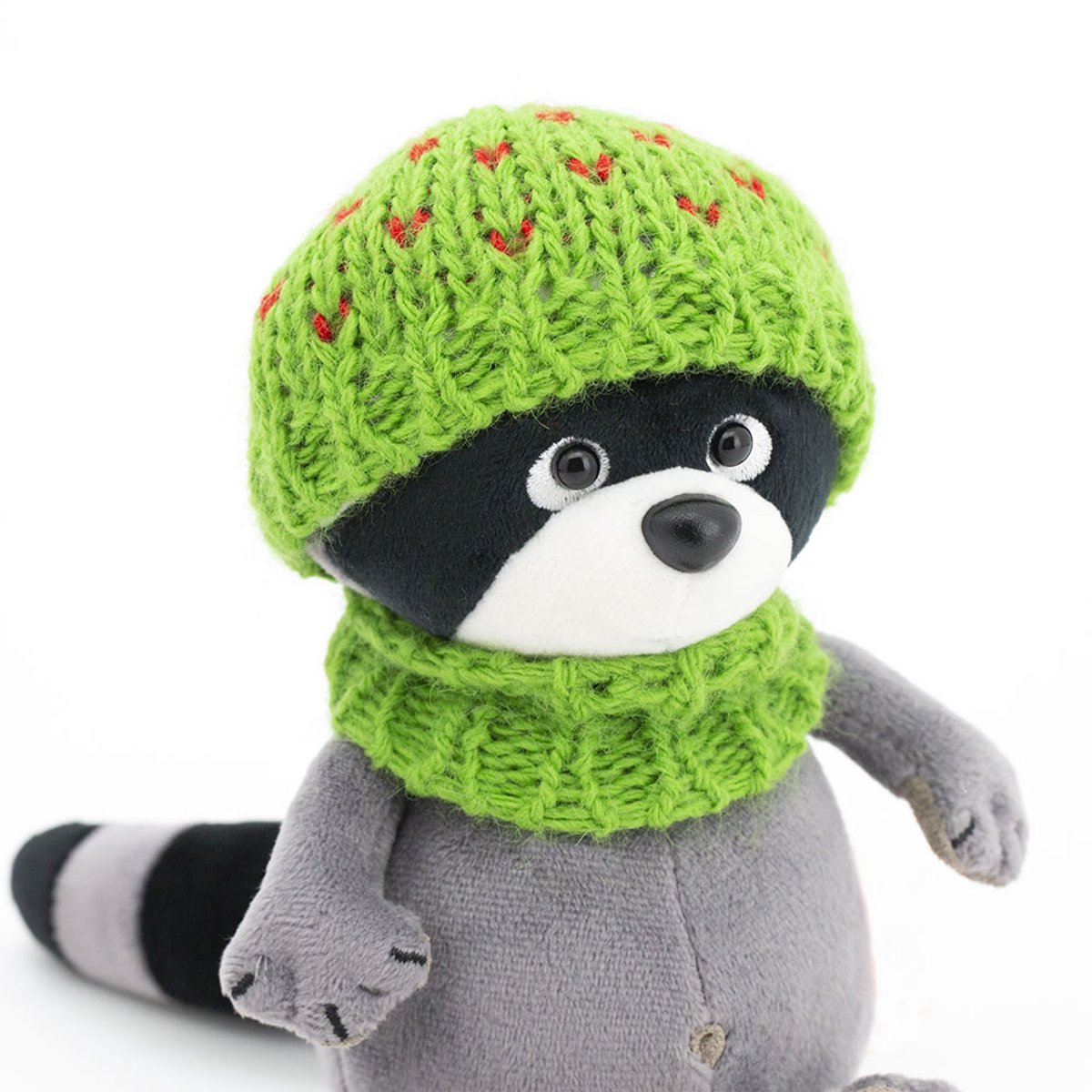 Orange Toys knuffel wasbeer met groene muts - pluche speelgoed.