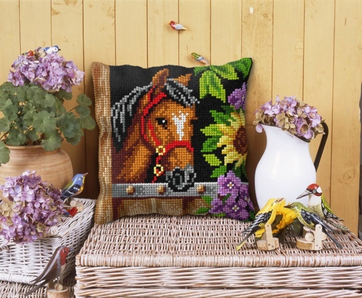 kruissteekkussen 9525 paard in staldeur