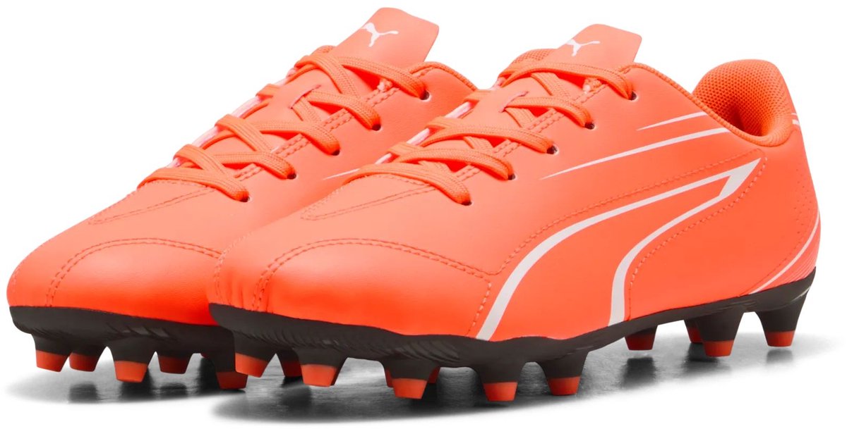 Puma voetbalschoenen Vitoria FG/AG junior rood/zwart kunstgras.