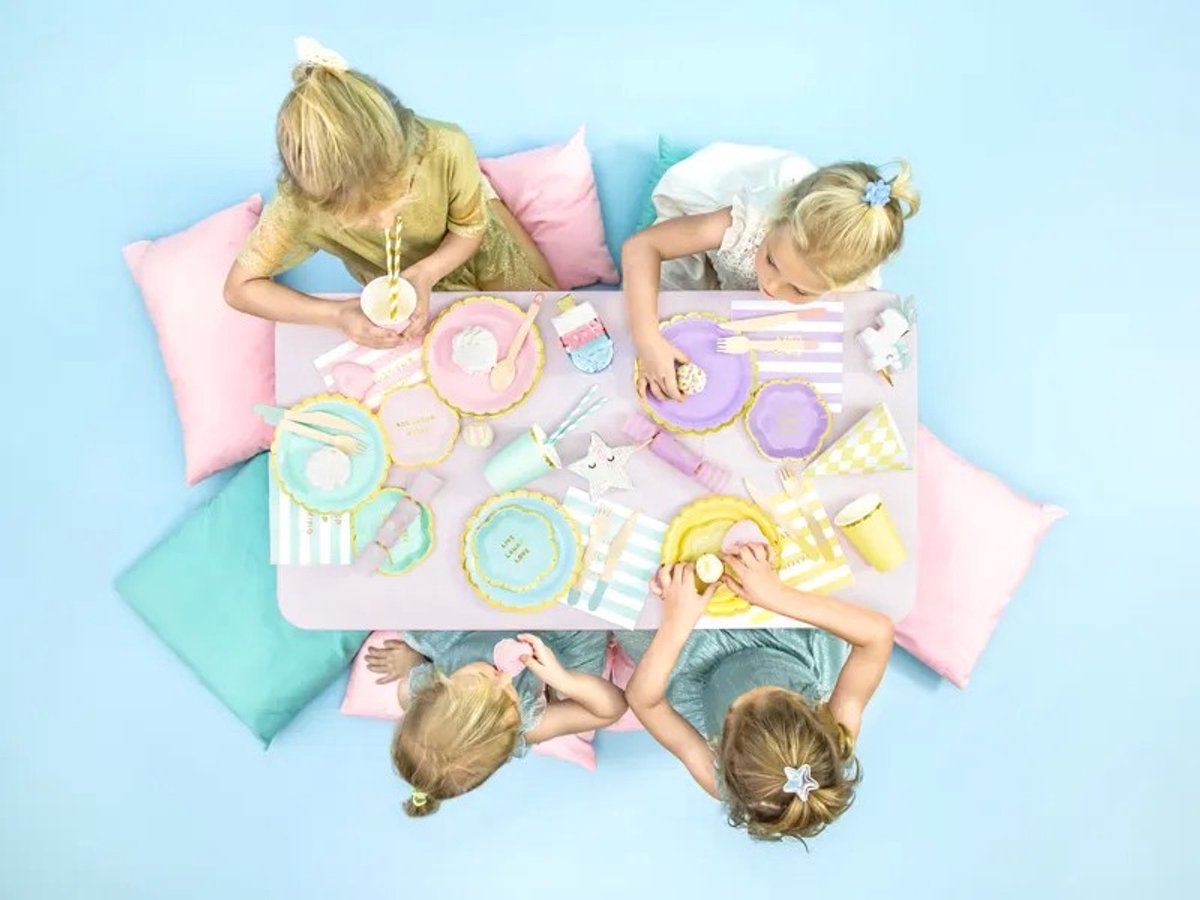 110 - delig - roze - partyset - 18-bordjes - 18-bekertjes - 20-servetten - 20-rietjes - 18-houten-lepels - 18-houten-vorken - 18-houten-messen