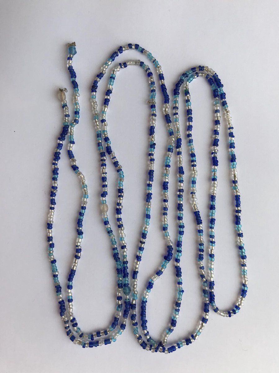 10 strengen (=9000+ stuks)  handgemaakte rocailles transparant en blauw