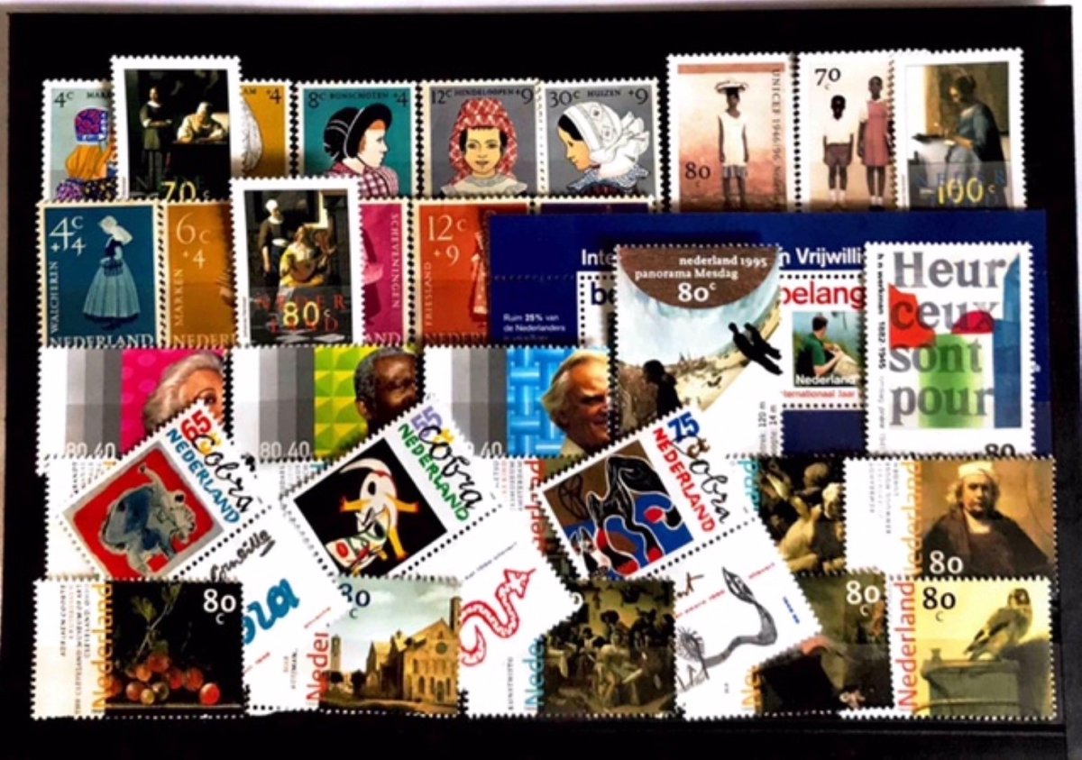Luxe postzegel pakket (A5 formaat) - collectie van 35 verschillende postzegels van Klederdracht en Kunst - kan als ansichtkaart in een A5 envelop. Authentiek cadeau - cadeau - geschenk